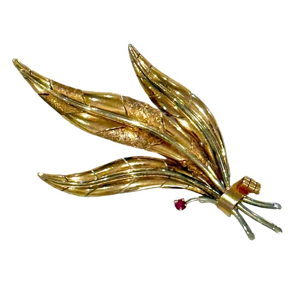 Beautiful Vintage 18K Italian Gold Leaf Brooch with Ruby Accent